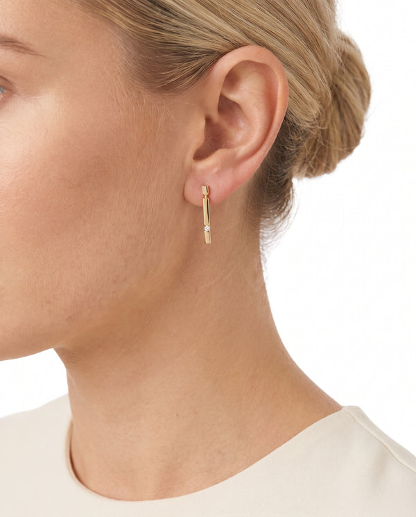 Långa örhängen med diamant (0.05 ct) i 9K guld, 2 cm,