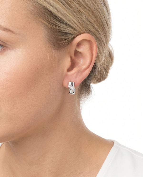 Geometrisk örhängen med stift med diamant (0.03 ct) i 18K vitt guld, 1.2 cm,