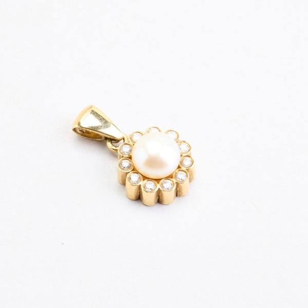 Hänge med diamant (0.29 ct) i 14K guld med en pärla, 2 cm, 2.4 g