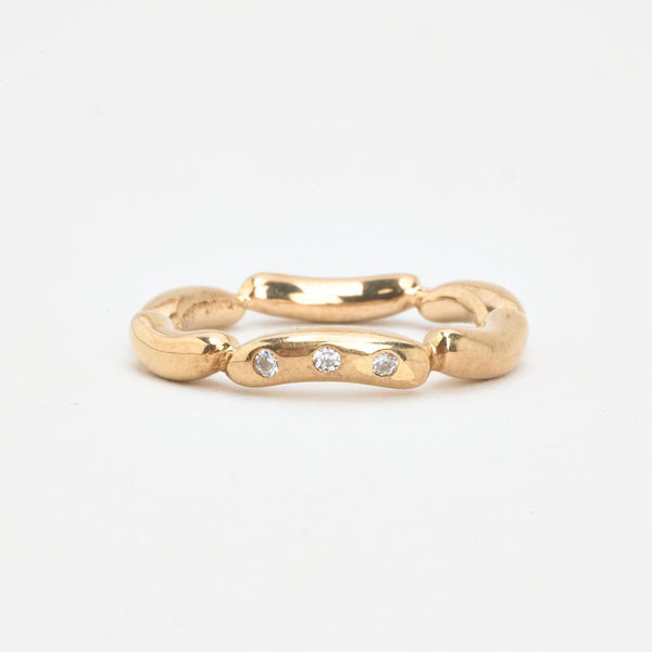 Organisk band i 8K guld med en zirkonia strl. 16.6 / strl. 52
