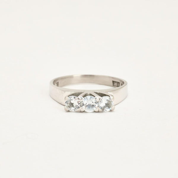 Tre stenar ring i 18K guld med en zirkonia strl. 16.9 / strl. 53