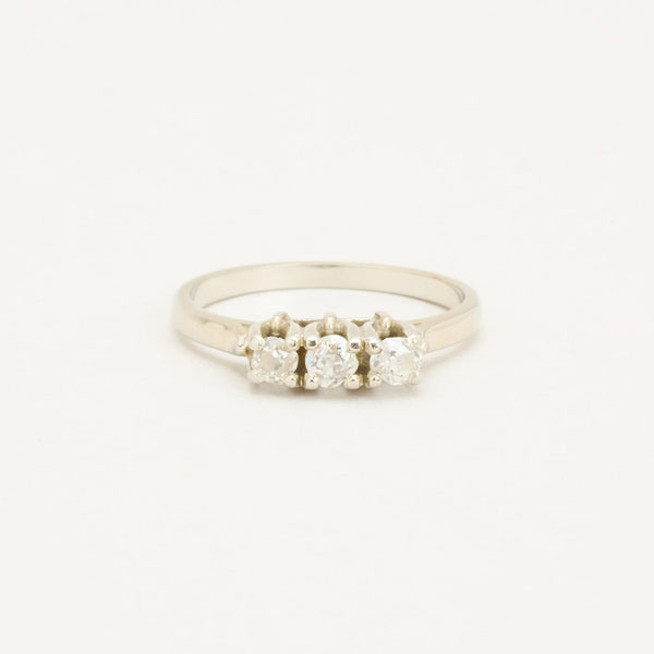 Tre stenar ring med diamant (0.4 ct) i 18K vitt guld strl. 16.6 / strl. 52