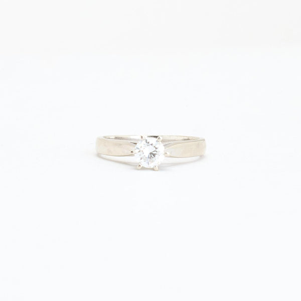 Klassisk solitärring med diamant (0.51 ct) i 14K vitt guld strl. 16.2 / strl. 51