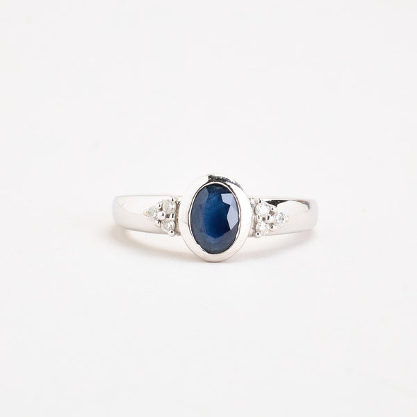 Clusterring med diamant (0.08 ct) i 18K vitt guld med en safir strl. 16.6 / strl. 52