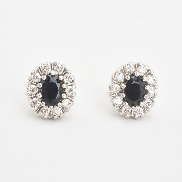 Klassisk rosettörhängen med diamant (0.53 ct) i 14K vitt guld med en safir, 1.1 cm,