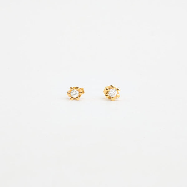 Klassisk solitär örhängen med diamant (0.19 ct) i 14K guld, 1.5 cm,
