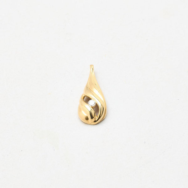 Dropphänge med diamant (0.08 ct) i 14K guld, 2.5 cm, 2.3 g