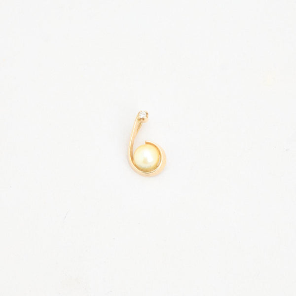 Organisk Hänge med diamant (0.03 ct) i 14K guld med en pärla, 1.7 cm, 1.32 g