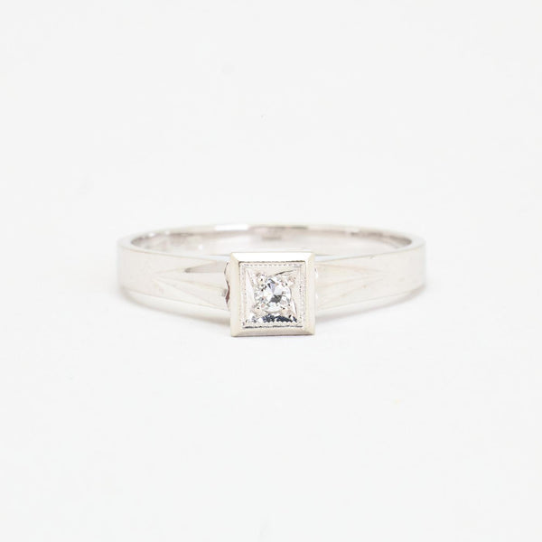 Geometrisk solitärring med diamant (0.07 ct) i 14K vitt guld strl. 17.8 / strl. 56