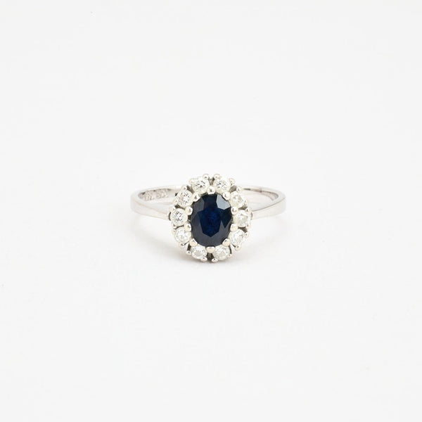 Klassisk Haloring med diamant (0.42 ct) i 14K vitt guld med en safir strl. 17.8 / strl. 56
