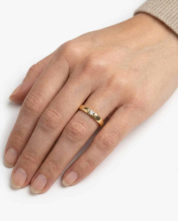 Alliansring med diamant (0.04 ct) i 8K guld strl. 18.1 / strl. 57
