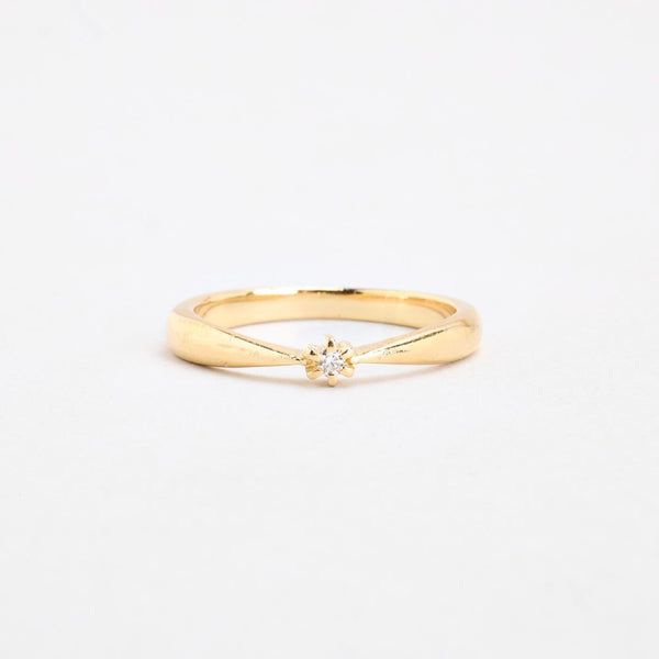Klassisk solitärring med diamant (0.03 ct) i 14K guld strl. 17.8 / strl. 56
