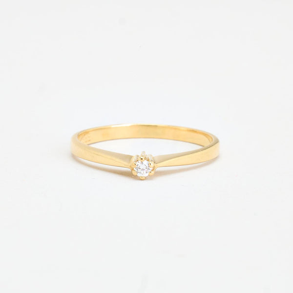 Klassisk solitärring med diamant (0.03 ct) i 14K guld strl. 17.5 / strl. 55