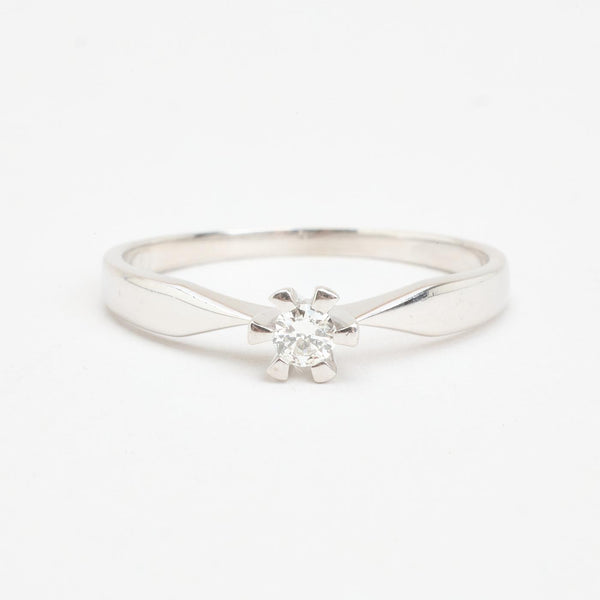 Klassisk solitärring med diamant (0.1 ct) i 14K vitt guld strl. 18.8 / strl. 59