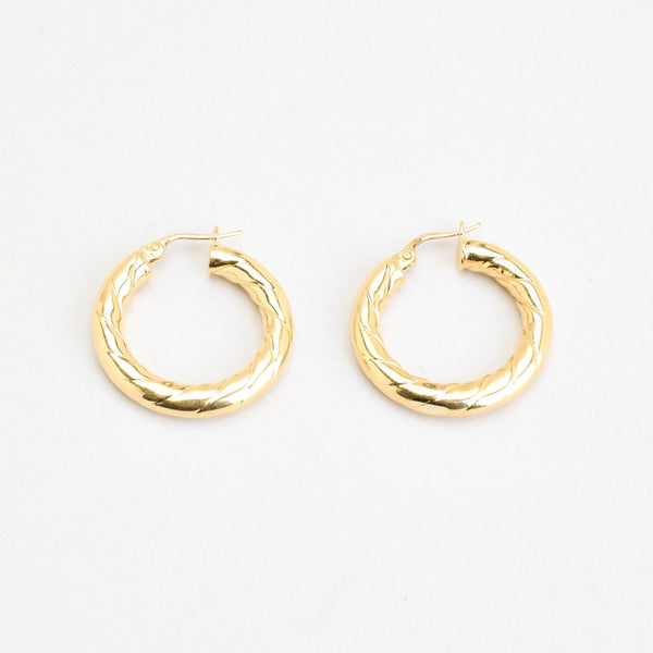 Mönstrad creoler i 14K guld, 2.5 cm,