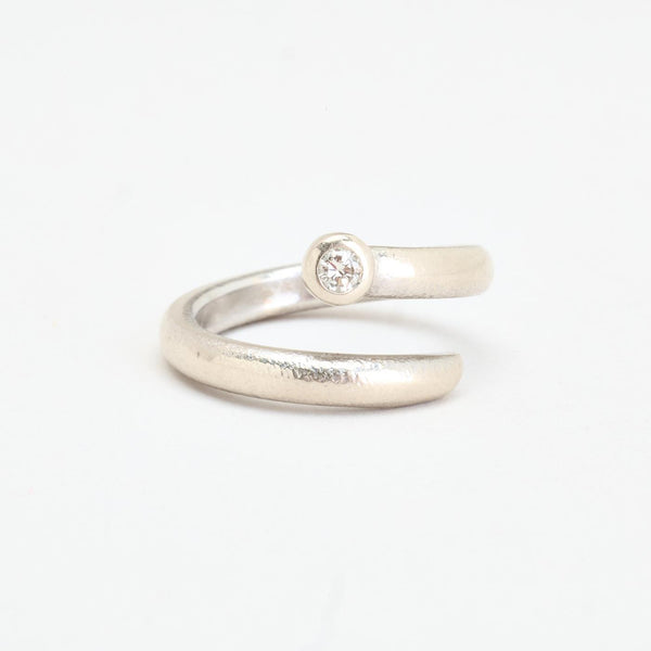 Crossoverring med diamant (0.1 ct) i 14K guld strl. 17.2 / strl. 54