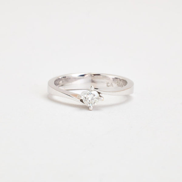 Klassisk solitärring med diamant (0.27 ct) i 18K guld strl. 17.2 / strl. 54