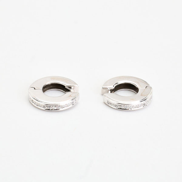 Pavéfattad creoler med diamant (0.16 ct) i 18K guld, 1.7 cm,