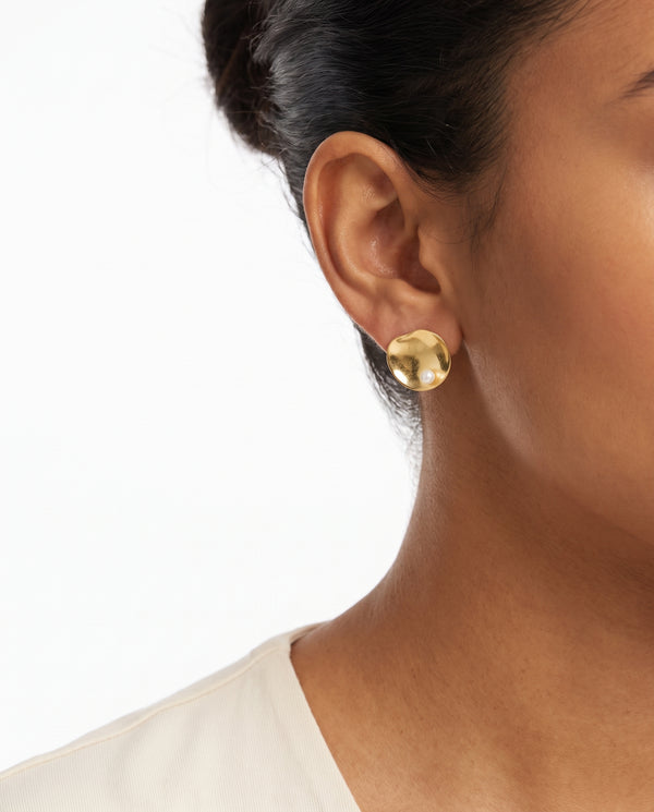 Organisk örhängen med stift i 14K guld med en pärla, 1.8 cm,