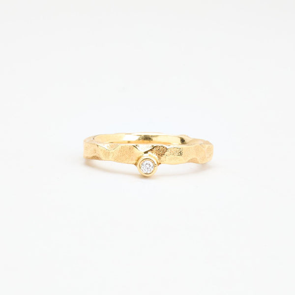 Organisk band med diamant (0.04 ct) i 14K guld strl. 18.8 / strl. 59