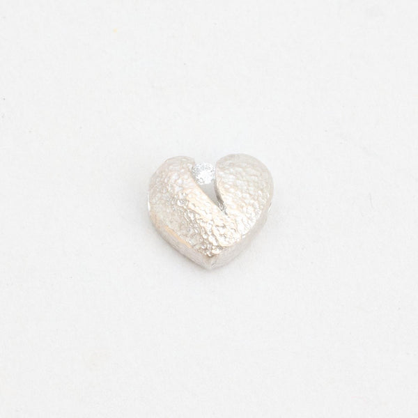 Matt Hjärthänge med diamant (0.03 ct) i 14K vitt guld, 0.8 cm, 1.1 g