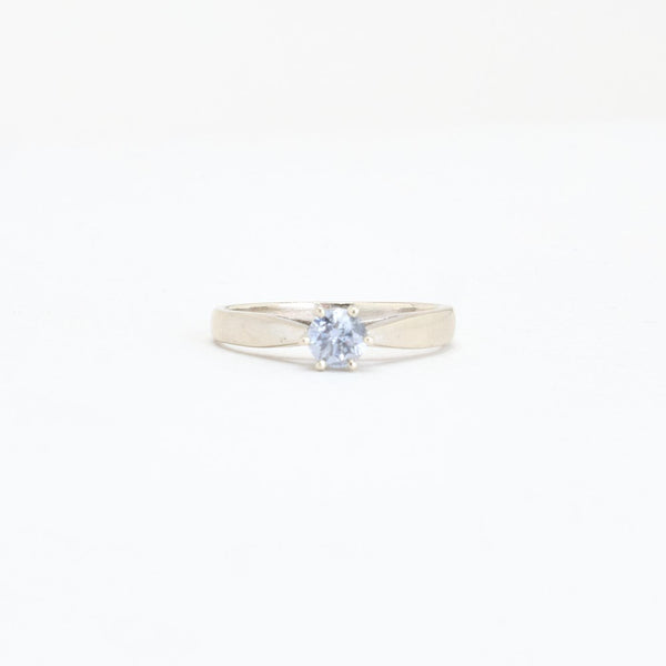 Klassisk solitärring med diamant (0.35 ct) i 14K vitt guld strl. 16.2 / strl. 51