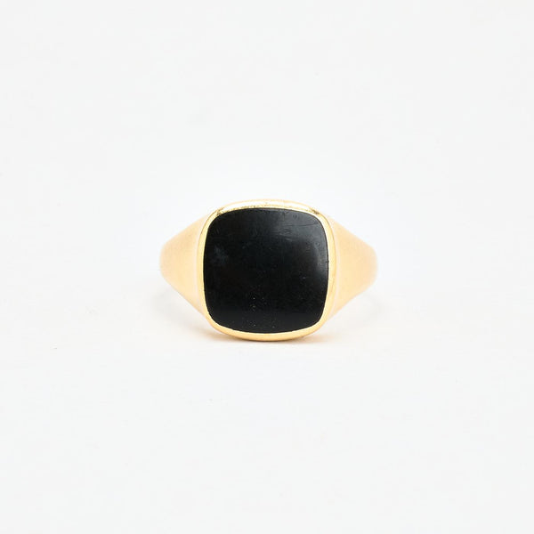Klackring i 14K guld med en onyx strl. 20.4 / strl. 64
