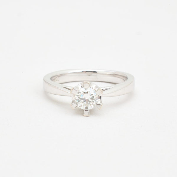 Klassisk solitärring med diamant (0.4 ct) i 14K vitt guld strl. 16.9 / strl. 53