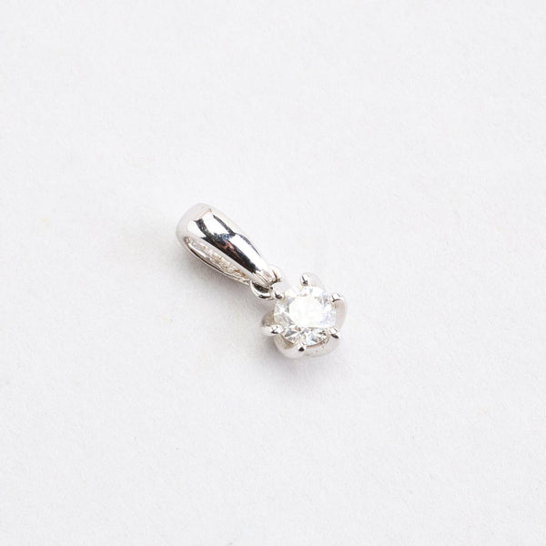 Klassisk solitärhänge med diamant (0.19 ct) i 14K vitt guld, 1.2 cm, 0.4 g