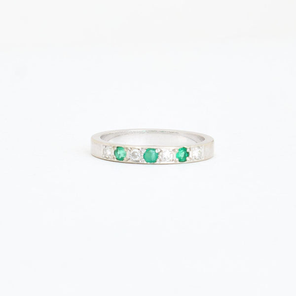 Alliansring med diamant (0.13 ct) i 14K vitt guld med en smaragd strl. 16.6 / strl. 52