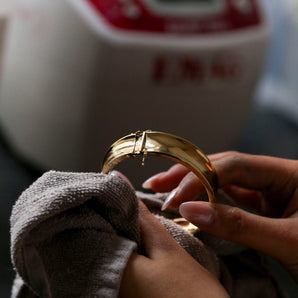 Professionell polering av armring