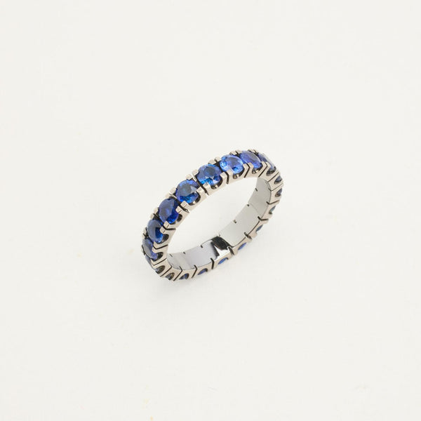 Ruben Svart eternityring i 14K vitguld, med 18 briljantslipade blå safirer (3,78 ct), Strl. 18.1 / Strl. 57