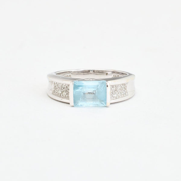 Gypsyring med diamant (0.17 ct) i 14K vitt guld med en topas strl. 17.2 / strl. 54