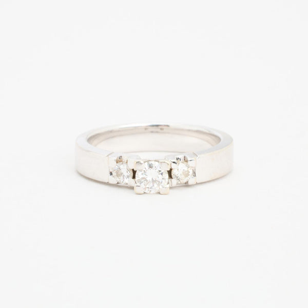 Tre stenar ring med diamant (0.33 ct) i 14K vitt guld strl. 16.9 / strl. 53