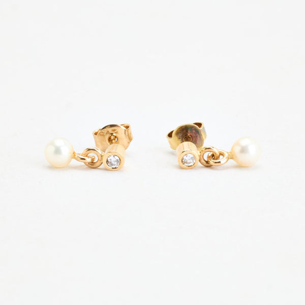 Pärlörhängen med diamant (0.13 ct) i 14K guld, 1.3 cm,