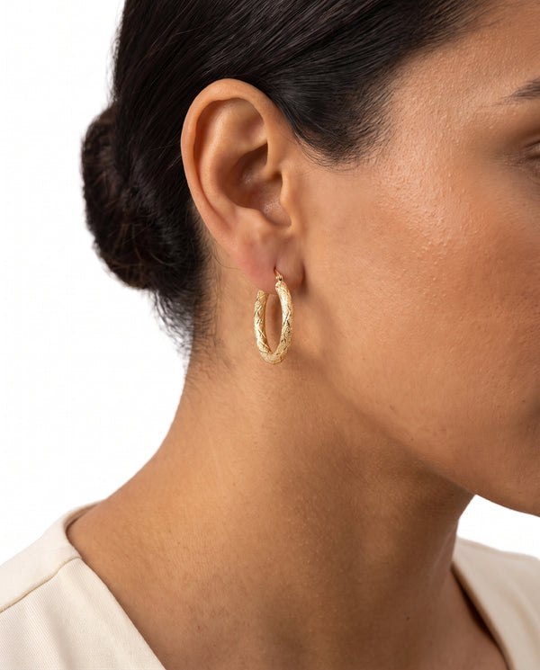 Mejslad creoler i 14K guld, 2 cm,