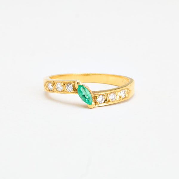 Marquisring med diamant (0.09 ct) i 18K guld med en smaragd strl. 16.9 / strl. 53