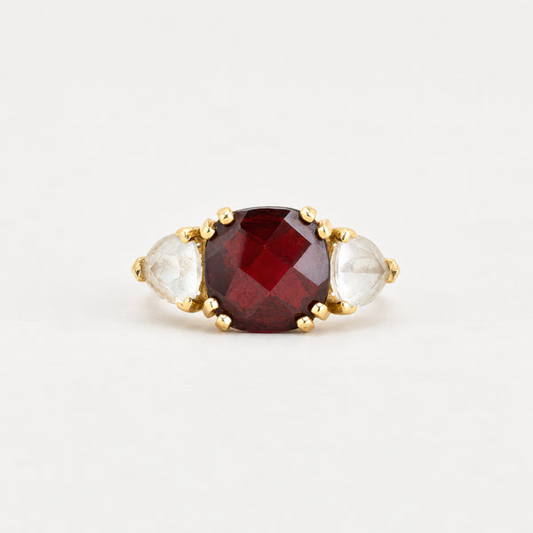 Antik tre stenar ring i 14K guld strl. 16.9 / strl. 53