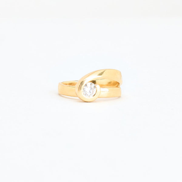 Crossoverring med diamant (0.24 ct) i 18K guld strl. 15.9 / strl. 50