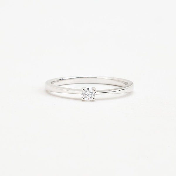 Klassisk solitärring med diamant (0.1 ct) i 18K vitt guld strl. 18.5 / strl. 58