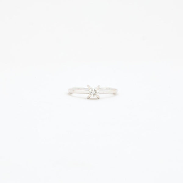 Antik solitärring med diamant (0.27 ct) i 18K vitt guld strl. 17.2 / strl. 54