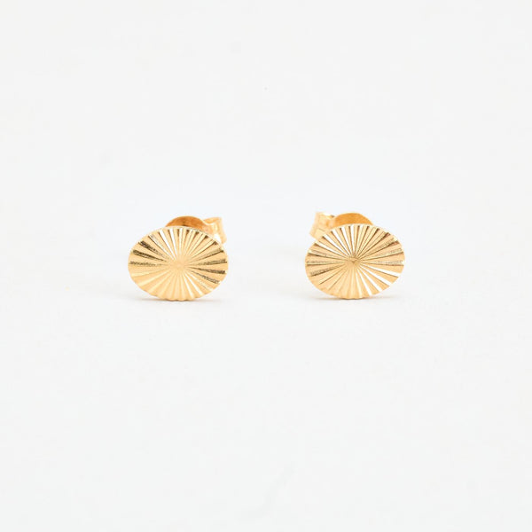 Mönstrad örhängen med stift i 18K guld, 1.5 cm,