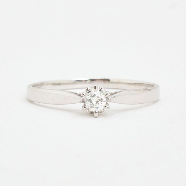 Klassisk solitärring med diamant (0.13 ct) i 14K vitt guld strl. 19.1 / strl. 60