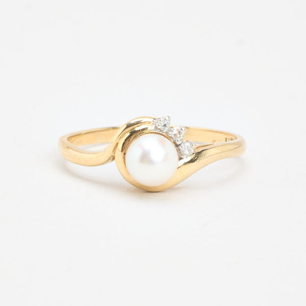 Pärlring med diamant (0.03 ct) i 14K guld med en pärla strl. 18.1 / strl. 57