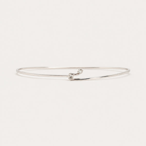 Armring med diamant (0.06 ct) i 18K vitt guld, 5.5 cm, 2.5 g