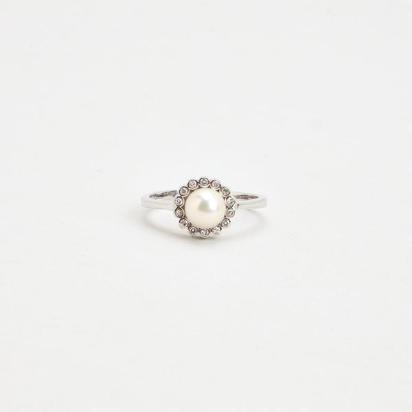 Haloring med diamant (0.22 ct) i 14K vitt guld med en pärla strl. 17.8 / strl. 56