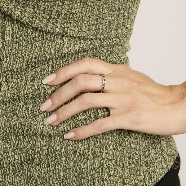 Alliansring i 14K vitt guld med diamanter (0.05 ct) och safirer, Str. 51