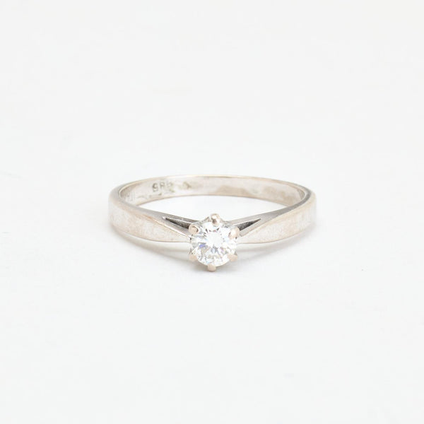 Klassisk solitärring med diamant (0.25 ct) i 14K vitt guld strl. 18.1 / strl. 57