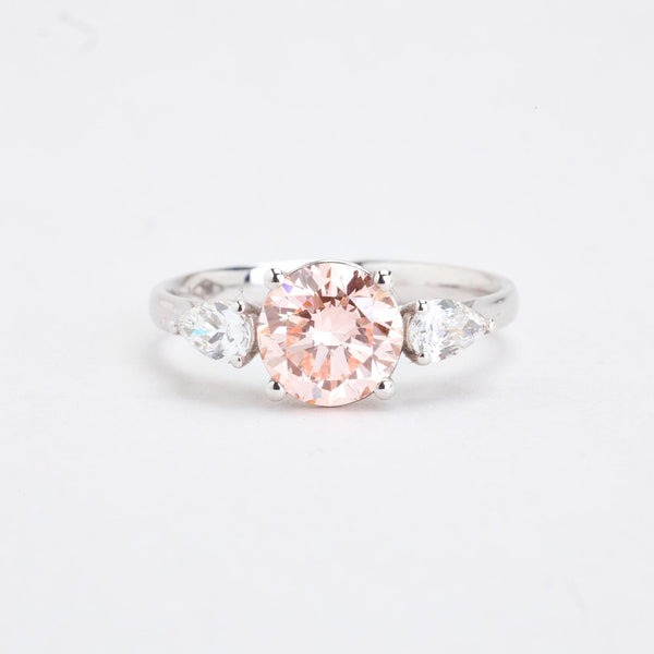 Modern tre stenar ring med diamant (1 ct) i 18K vitt guld strl. 17.2 / strl. 54