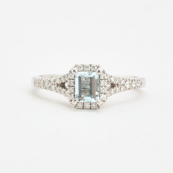 Haloring med diamant (0.43 ct) i 18K vitt guld med en akvamarin strl. 15.6 / strl. 49